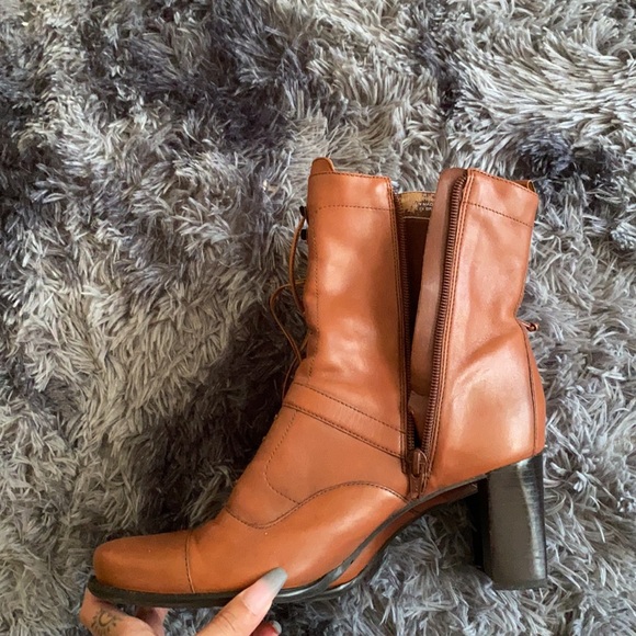 Brown lace up boots with heel - Picture 2 of 4